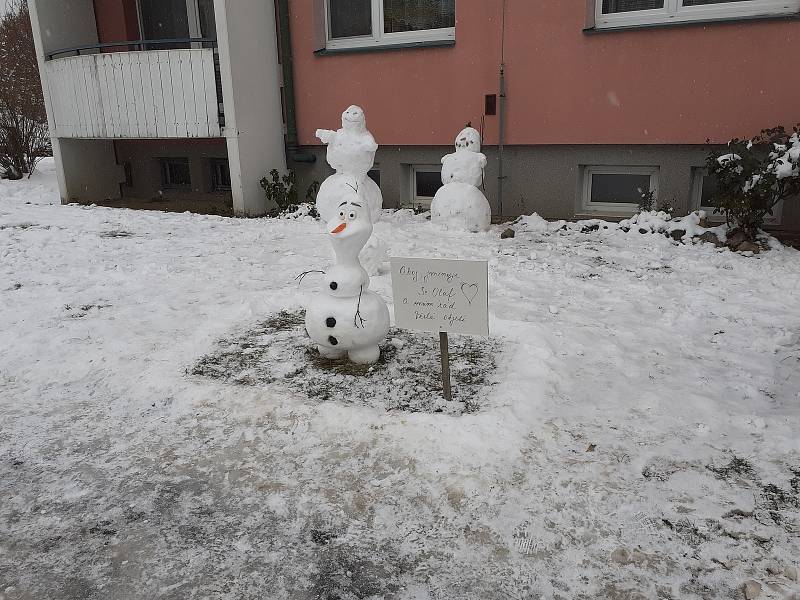 Sněhulák Olaf z pohádkového filmu Ledové království zdobí brněnské Kohoutovice. Stojí v ulici Pavlovska 2.