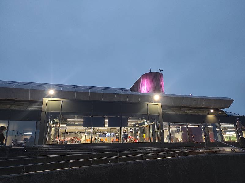 Brněnskou výpravu přivítaly na islandském letišti tma a déšť.