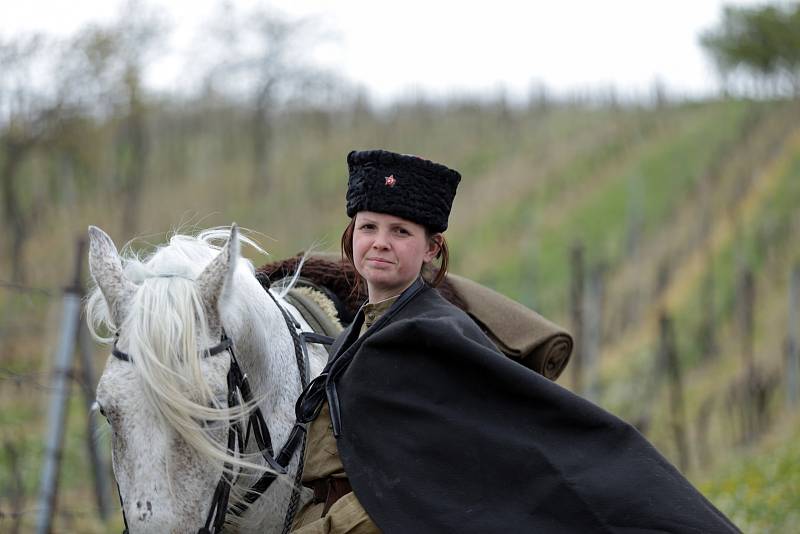 Nadšenci kolem spolku Acaballado si letos připomínají výročí konce Druhé světové války jízdou na koních v uniformách tehdejší armády Sovětského svazu.