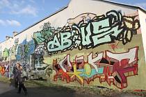 Radnice měst a obcí a také železničáři bojují s nelegálním graffiti. Ročně utrpí statisícové škody. Ochrana proti sprejerům je nákladná