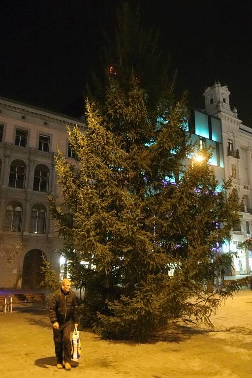 Od úterního večera stojí na náměstí Svobody letošní vánoční strom. Na rozsvícení si ještě Brňané pár dní počkají.