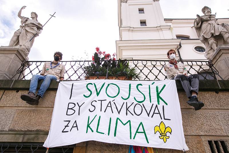 Brněnští studenti sdružení kolem klimatického hnutí Fridays for Future demonstrovali za udržitelný rozvoj planety v centru Brna. K nim se přidala řada lidí, která sdílí obavy z klimatických změn a ekologických katastrof.