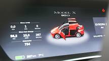 První auto značky Tesla si mohou půjčit brněnští řidiči. Koupila ho carsharingová firma Emuj, která se zaměřuje na elektromobily. Z nuly na sto kilometrů v hodině auto zrychluje za tři sekundy.