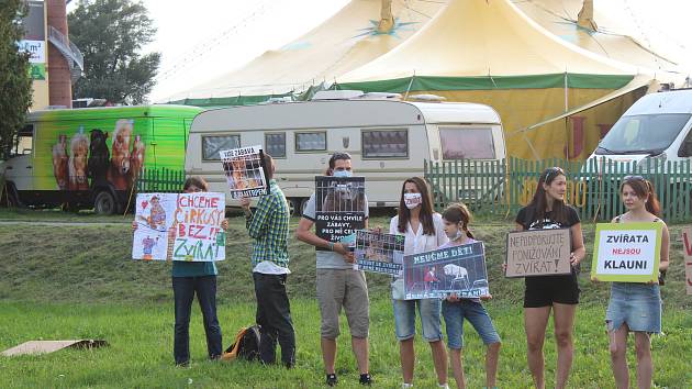 V Komárově lidé protestovali proti zvířatům v cirkusech.