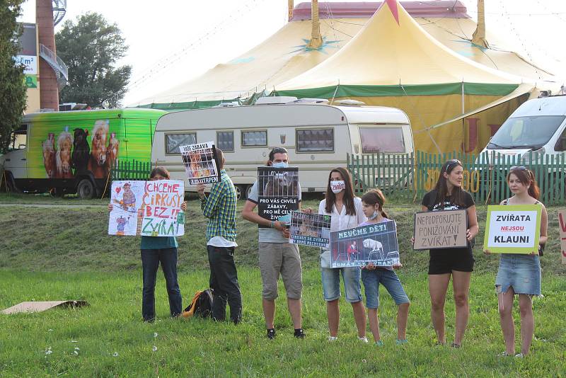 V Komárově lidé protestovali proti zvířatům v cirkusech.