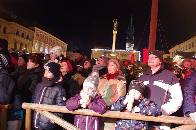 Na Masarykovo náměstí si přišlo koledy zazpívat na dvě stě padesát lidí. Zazpívaly děti ze ZŠ Pražská.