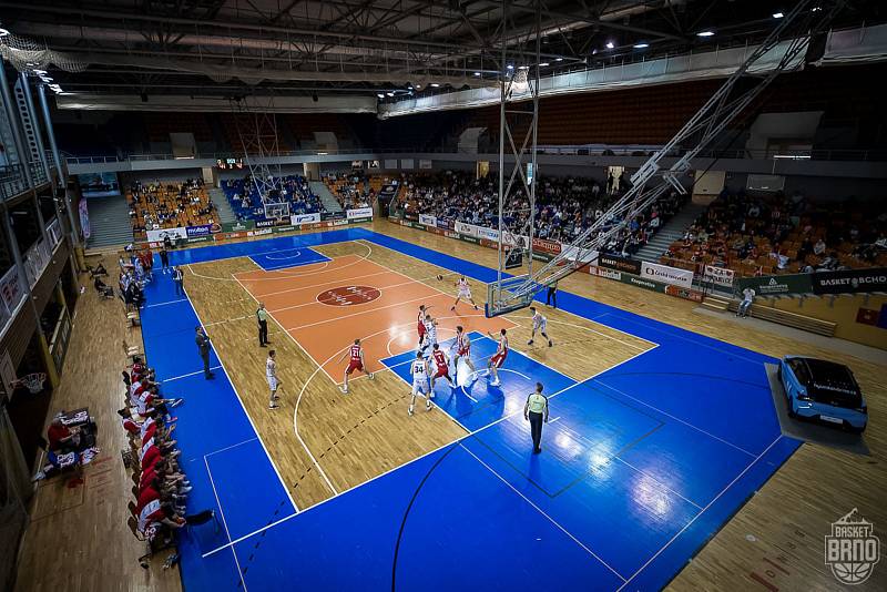 Brněnští basketbalisté (v bílém) před víc než tisíci diváky porazili Pardubice 83:71.