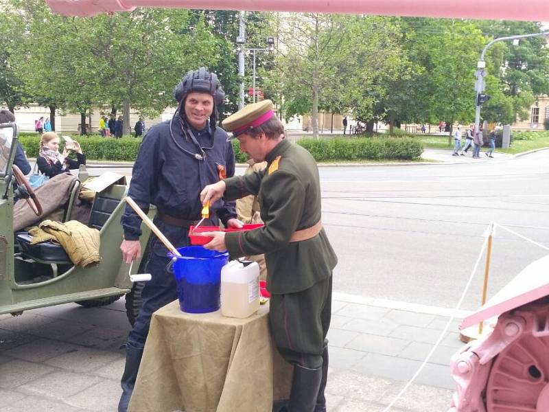 Tanku náleží zelená barva, řekli v sobotu členové brněnského vojenského klubu. Rozhodli se Růžový tank v Joštově ulici přebarvit.