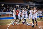 The Brno basketball players (in white) celebrated their advance to six when they beat 4: 3 in Pardubice.