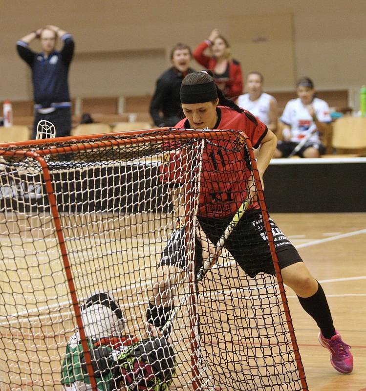 Florbalistky brněnských Židenic v zápase druhého kola extraligy prohrály s Olomoucí po nájezdech 3:4.