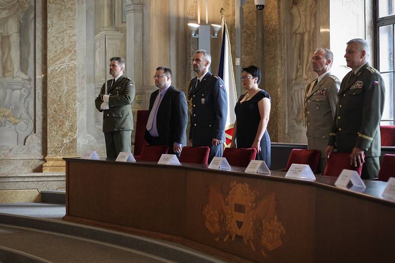 Důstojníci, kteří úspěšně zvládli kurzy na Univerzitě obrany, si ve čtvrtek přišli na Novou radnici v Brně pro diplomy.