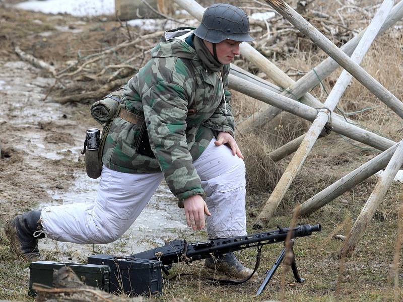 Německé jednotky v sobotu odrazily útok Rudé armády v Army parku u Ořechova. Zimní bitvu z východní fronty roku 1944 jim tam sehrálo přes sto účastníků v dobových uniformách s autentickou výstrojí. 