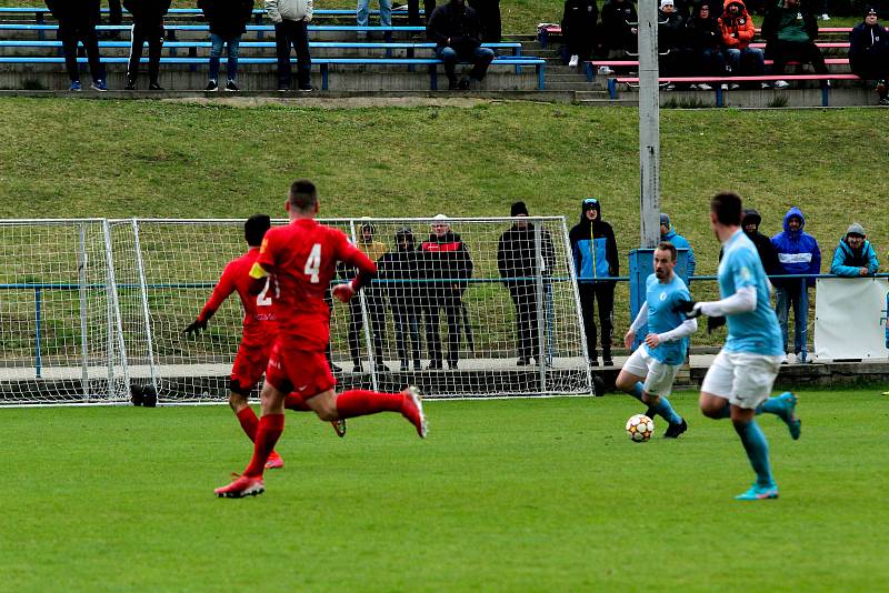 Boskovičtí fotbalisté (v modrém) porazili vedoucí Bohunice na jejich hřišti 1:0.