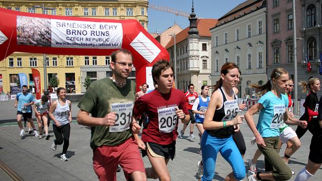Na náměstí Svobody se pořádala akce Brněnské běhy, zůčastnit se mohl každý.