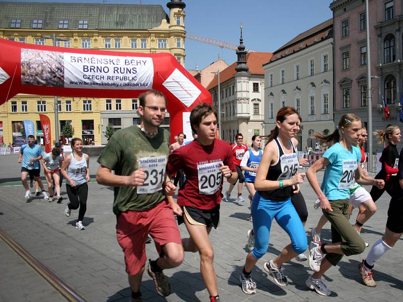 Na náměstí Svobody se pořádala akce Brněnské běhy, zůčastnit se mohl každý.