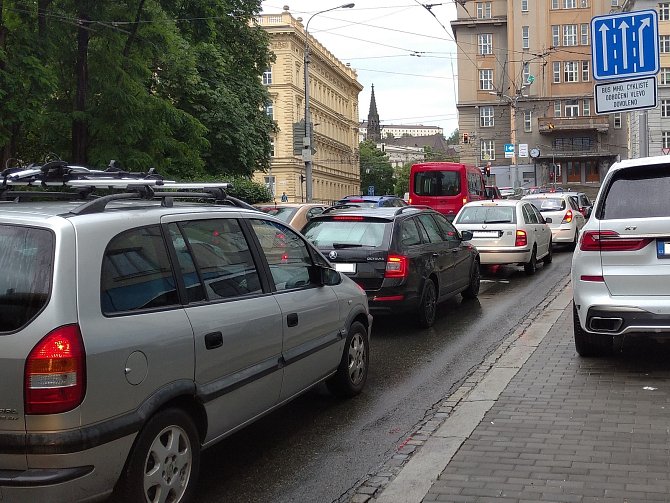 Řešení špatné dopravní situace v centru Brna? Nejezděte sem autem, nabádá vedení radnice. Některým lidem je ale taková rada pro smích.
