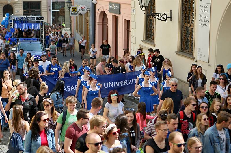 Tisíce studentů se zúčastnily majálesového průvodu z náměstí Svobody na brněnské výstaviště za doprovodu kapel.