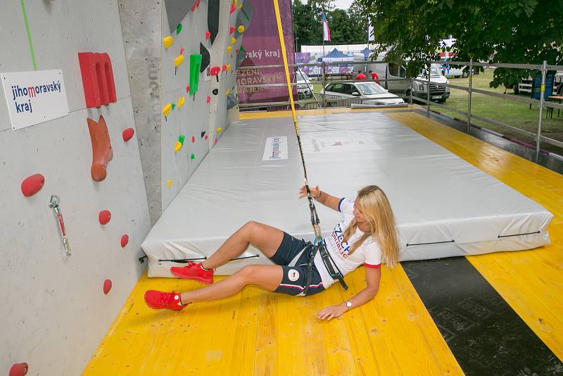 V brněnských Pisárkách bude Olympijský festival. Před otevřením se do areálu podívala ambasadorka festivalu, bývalá brněnská tenistka Lucie Šafářová, a další hosté.