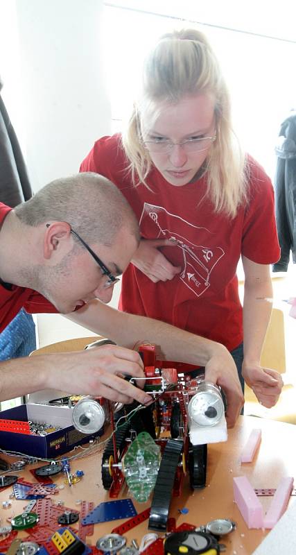 Čtyřčlenné týmy studentů se ve středu utkaly na půdě Vysokého učení technického v Brně, aby změřily svoje síly ve finále soutěže studentů technických oborů.