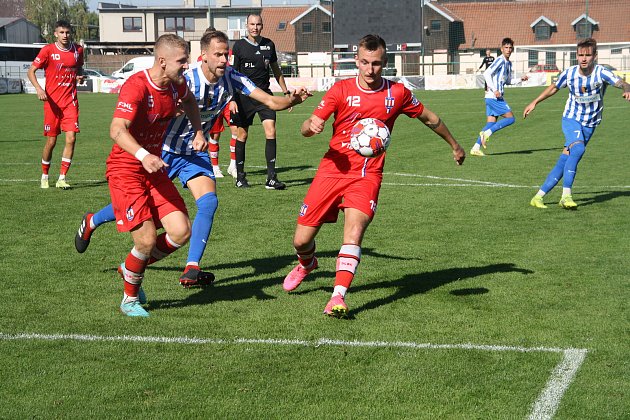 V duelu s Prostějovem líšeňští fotbalisté (v červeném) dostali čtyři branky a padli 2:4.