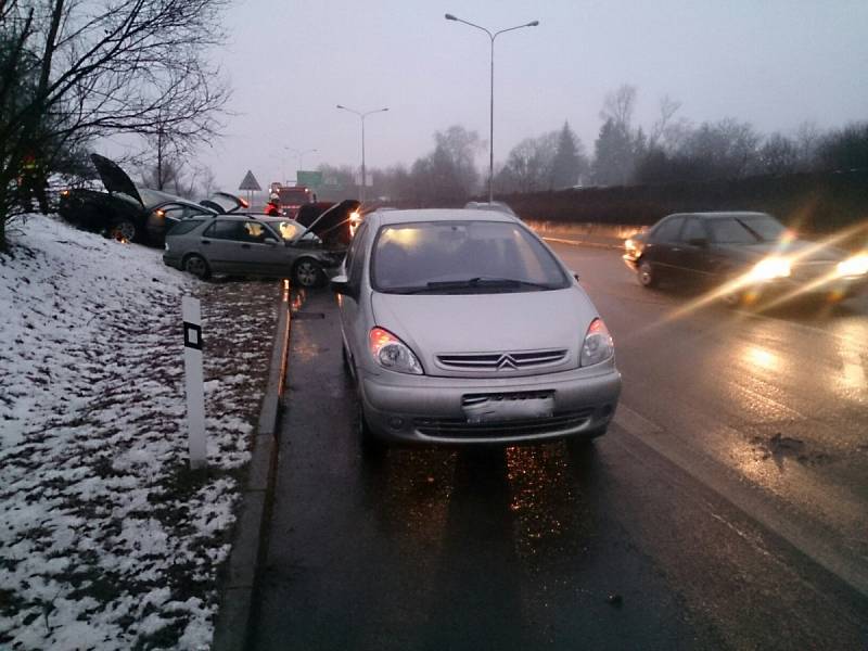 Při hromadné nehodě čtyř aut na Vídeňské ulici v Brně se zranil jeden člověk.