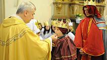 Koledníci převlečení za tři krále už mohou vybírat peníze na charitu. Tříkrálovou sbírku v neděli odpoledne zahájil biskup Vojtěch Cikrle.