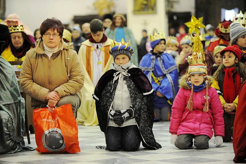 Koledníci převlečení za tři krále už mohou vybírat peníze na charitu. Tříkrálovou sbírku v neděli odpoledne zahájil biskup Vojtěch Cikrle.