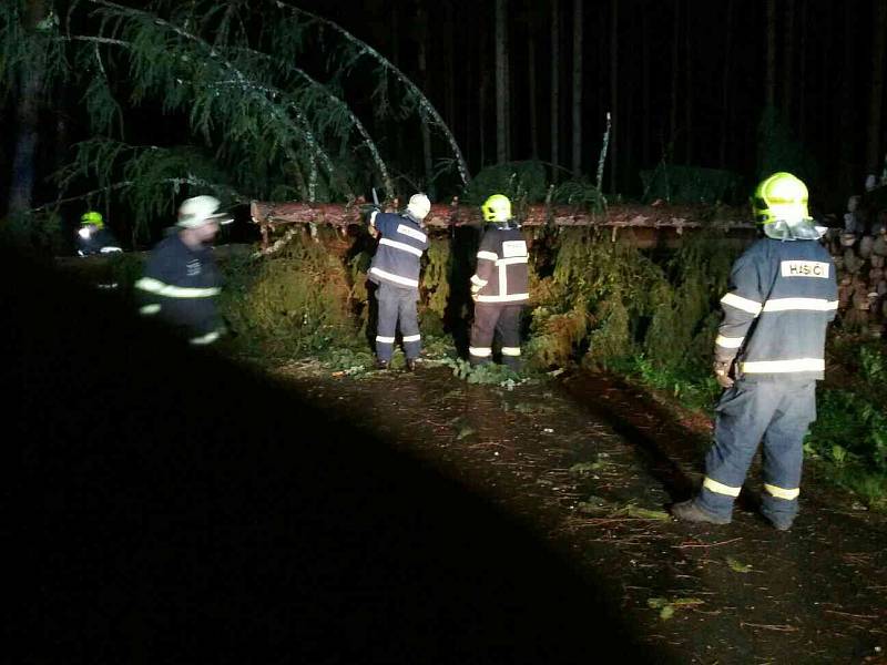 Jihomoravští hasiči se celou noc nezastavili. Bouřky a vítr v noci na pátek porážely stromy, desítky tisíc lidí byly bez elektřiny.