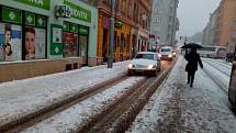 Sníh zasypal Brno. Tramvajím komplikovaly cestu zasněžené výhybky.