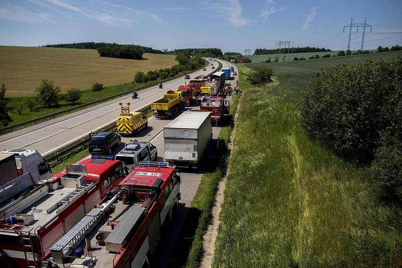 Při nehodě dvou kamionů na dálnici D1 zemřel řidič jednoho z nich. Nákladní auta se srazila na 172. kilometru u Domašova ve směru na Prahu v pondělí krátce po poledni.