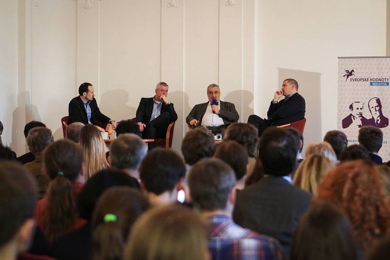 Bývalý ministr zahraničí Karel Schwarzenberg debatoval s lidmi v Brně.