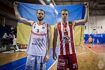 V utkání se potkali i dva ukrajinští basketbalisté. Anatoliy Shundel z Pardubic pózuje s brněnským hráčem Oleksanderem Mishulou (vlevo).