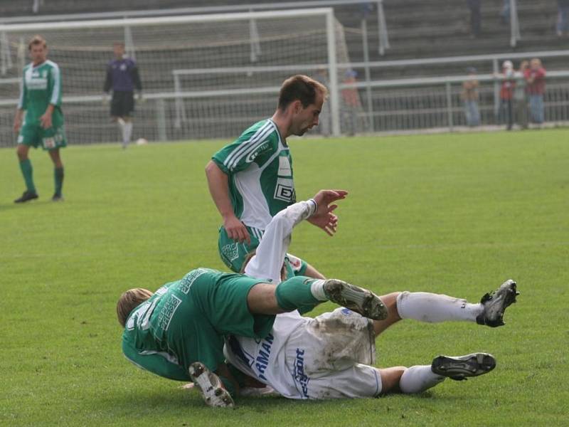 Michal Pacholík (nahoře) v zeleném dresu Bystrce.