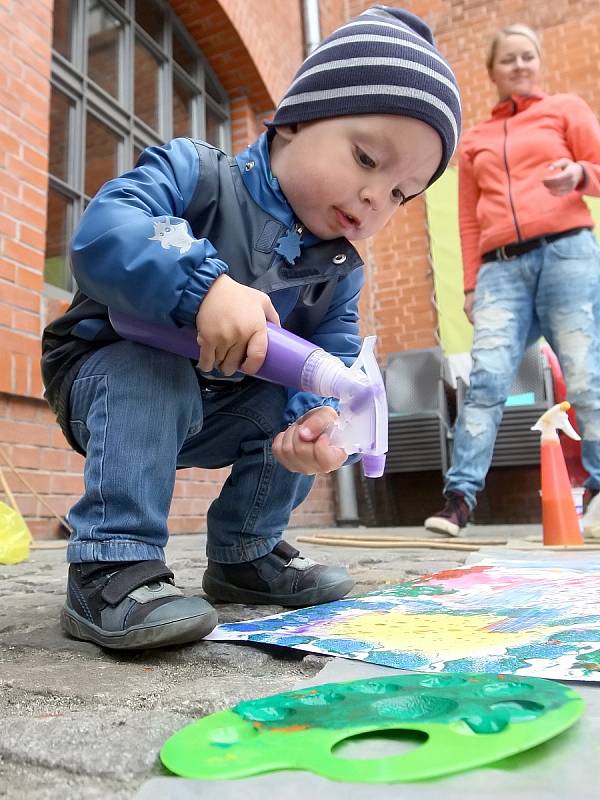 Na festivalu lidé shlédli divadla, žonglování, vystoupení kapel ale i kreativní workshopy.