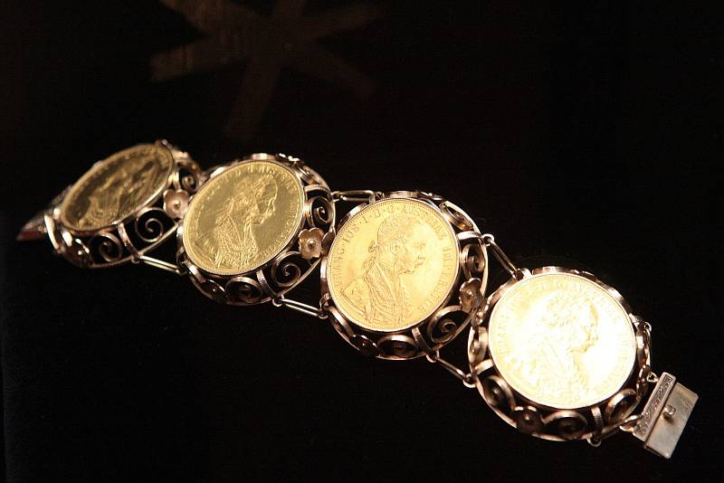 Výstavu šperků s téměř čtyři sty exponáty ve čtvrtek zahájí Muzeum romské kultury v Bratislavské ulici. Název výstavy, jejíž cena vystoupala na čtyři miliony korun, zní Poklad Romů.