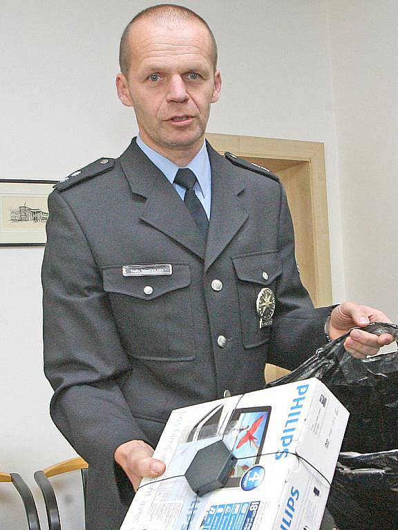 Policie odhalila dvojici zlodějů, kteří pomocí speciálně upravené tašky odcizili za jedno odpoledne různé zboží za cca sto tisíc korun.
