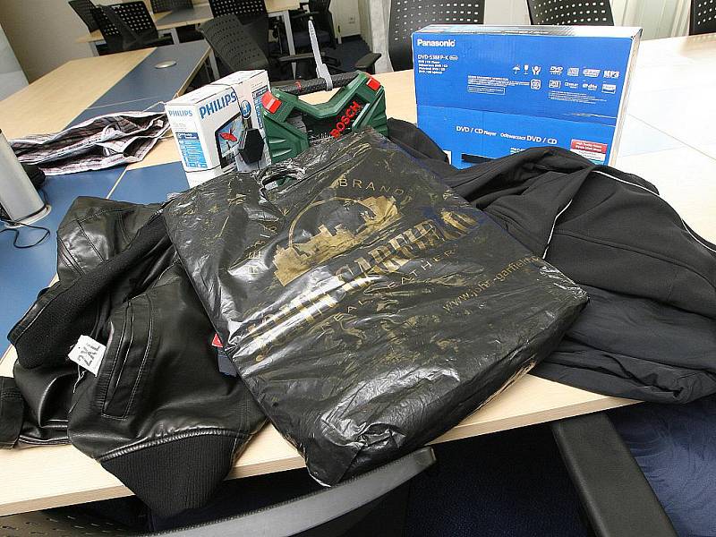 Policie odhalila dvojici zlodějů, kteří pomocí speciálně upravené tašky odcizili za jedno odpoledne různé zboží za cca sto tisíc korun.