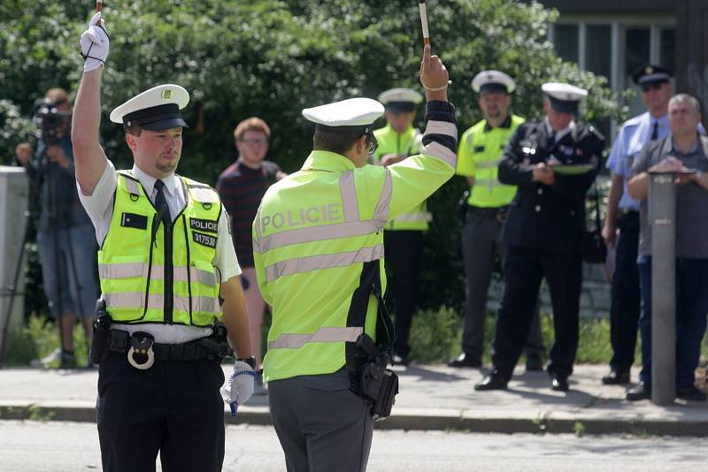 Na křižovatce Merhautovy a Provazníkovy ulice v Brně soutěžili policisté v krajském kole řízení dopravy.