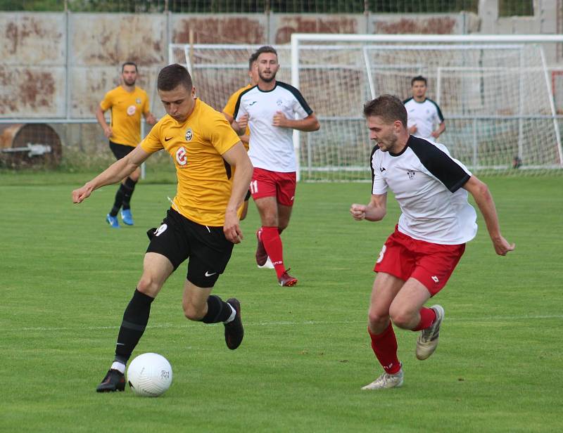 Fotbalisté Rosic (ve žlutém) porazili Frýdlant nad Ostravicí 5:1.