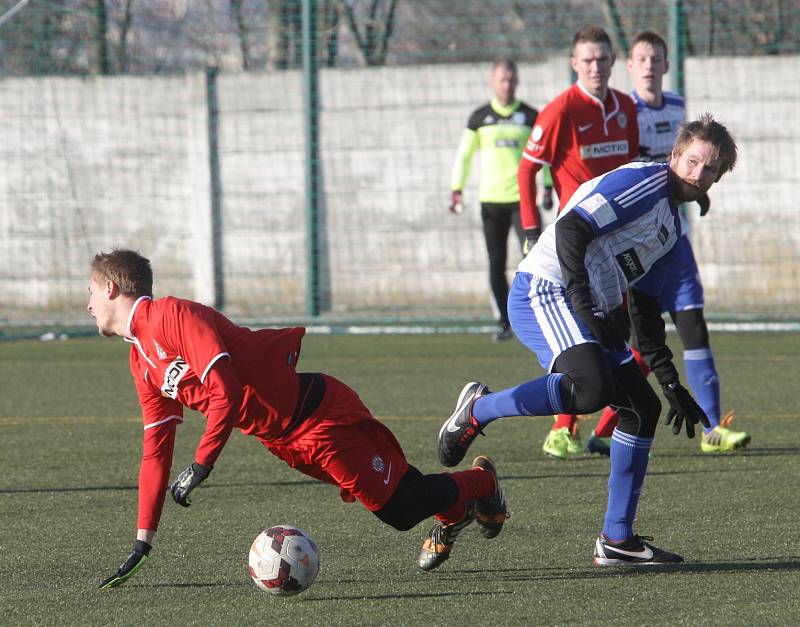 Fotbalisté brněnské Zbrojovky (v červeném) podlehli Znojmu (v bílém) 0:2 a porazili slovenský Ružomberok 1:0.