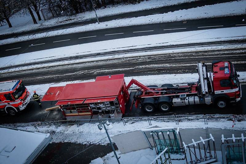 Hasiči odstraňovali sníh ze střechy Technického muzea v Brně. Hrozilo zřícení.