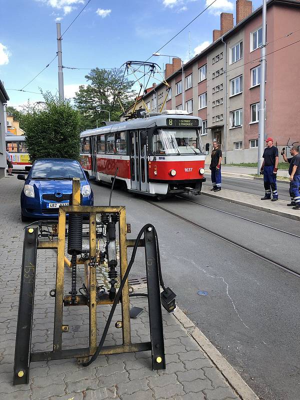 Jedné z tramvají v brněnské ulici Líšeňská upadl pantograf.