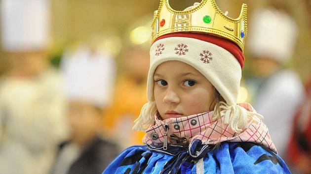 Koledníci převlečení za tři krále už mohou vybírat peníze na charitu. Tříkrálovou sbírku v neděli odpoledne zahájil biskup Vojtěch Cikrle.