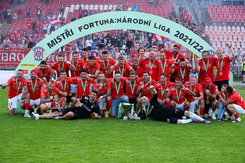 Fotbalisté Zbrojovky Brno po posledním utkání křepčili s trofejí pro vítěze FORTUNA:NÁRODNÍ LIGY.