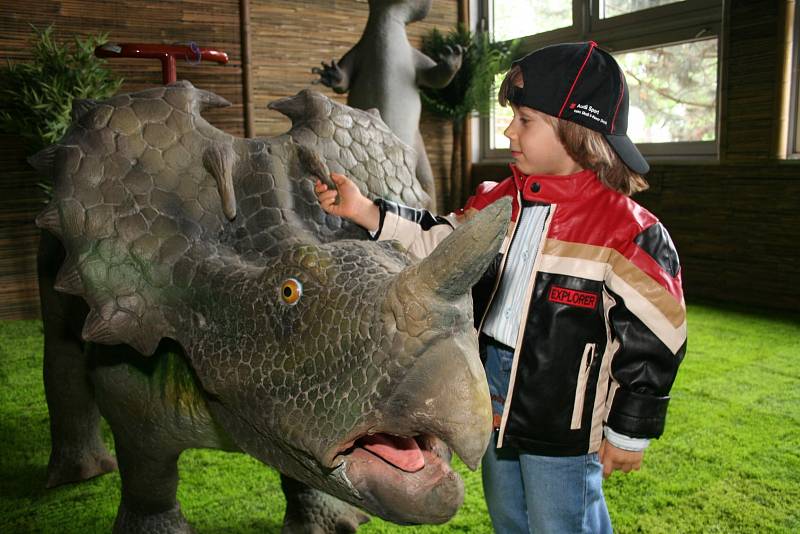 Dinosauři v bývalém Prehistoric parku ve Chvalovicích na Znojemsku.