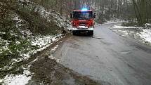 Mladý řidič převrátil auto na střechu. Po nehodě byl v šoku