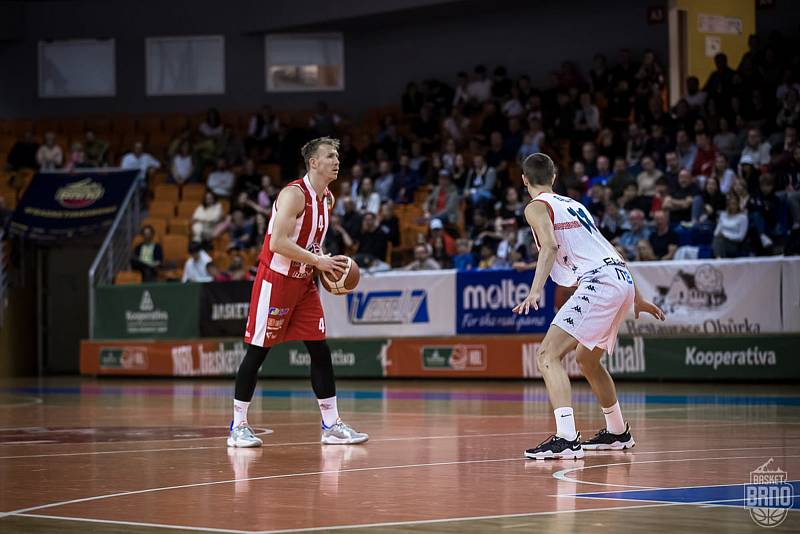 Brněnští basketbalisté (v bílém) před víc než tisíci diváky porazili Pardubice 83:71.