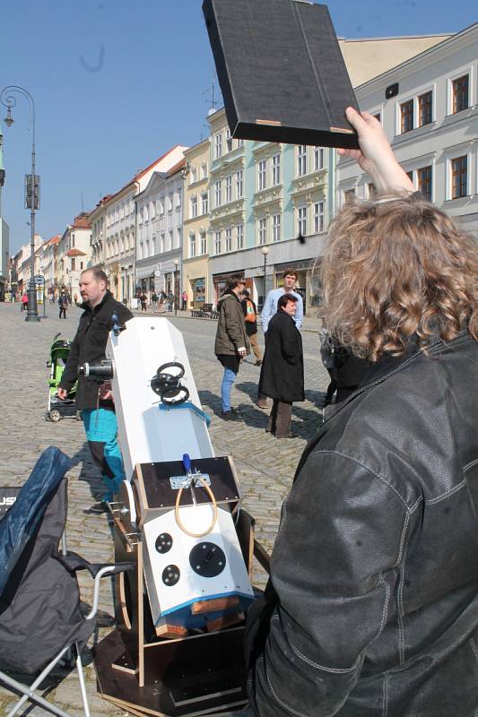 Ve Znojmě se sešli lidé na Masarykově náměstí, kde spolu s astronomy sledovali částečné zatmění Slunce.