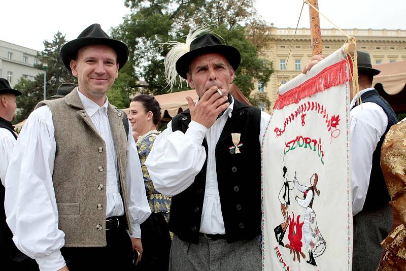 Pestrý zástup lidí v národních krojích zpestřil v Brně sobotní odpoledne. Odhadem více než stovka zástupců několika národnostních menšin prošla v průvodu centrem Brna z Moravského náměstí přes náměstí Svobody a Českou ulicí.