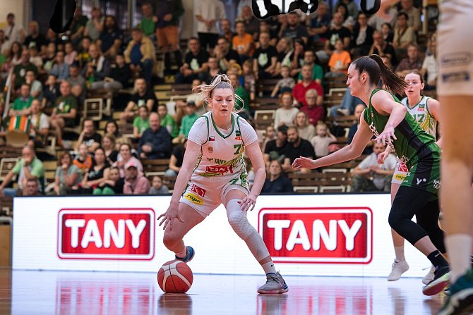 Basketbalistky KP TANY Brno (v bílých dresech) v semifinále nestačily na Žabiny, proti Hradci Hrálové však chtějí vybojovat bronzové medaile.